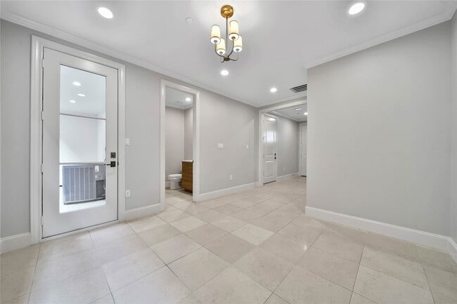 Building Photo - 3002 Mid Ln