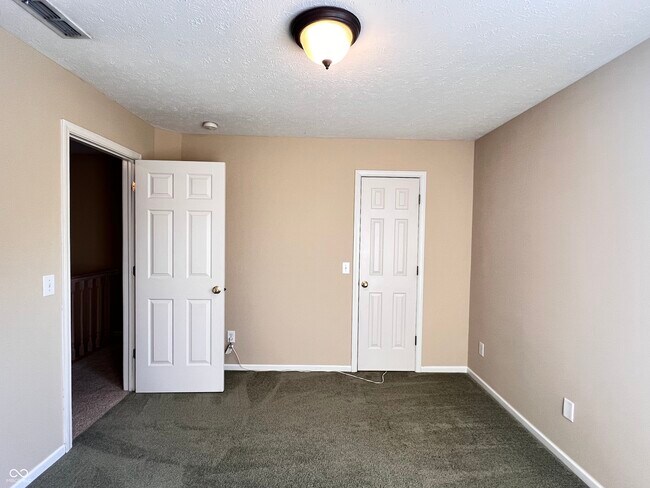 Building Photo - 5913 Sandalwood Dr