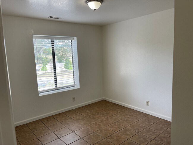 Building Photo - Fresh & Clean 3br with views