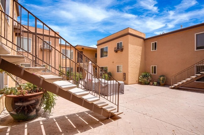 Building Photo - 1 bedroom 1bathroom condo in Normal Heights!