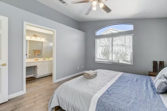 Building Photo - Short Term Rental & Furnished