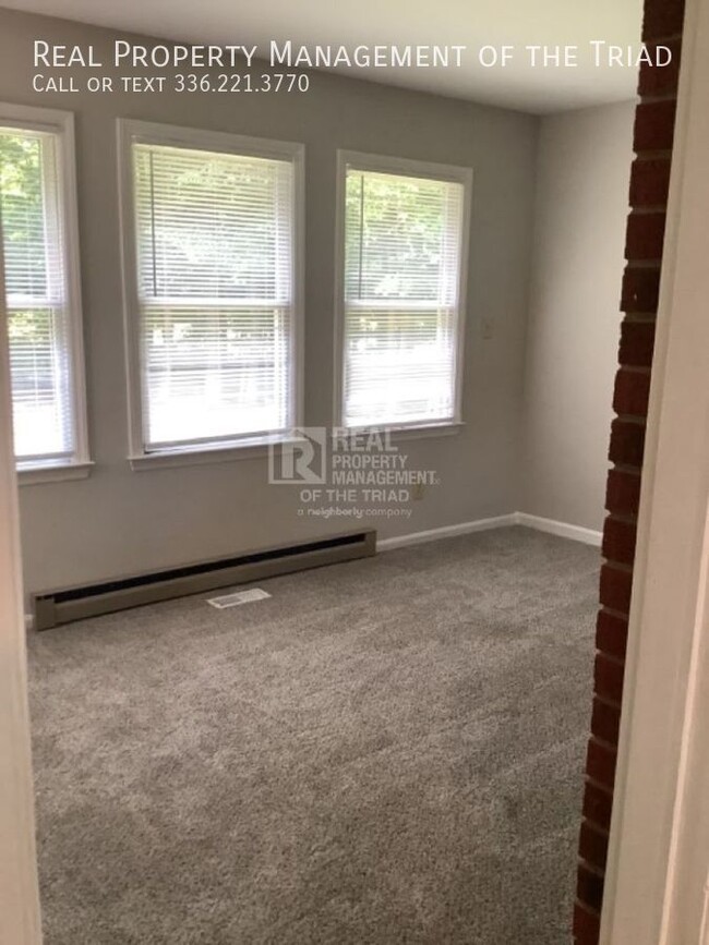 Building Photo - *Move In Special* One Level 3 BR/2BA Brick...