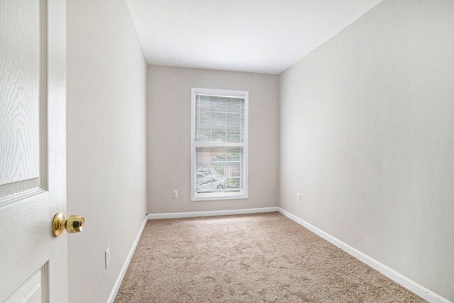 Building Photo - Conveniently Located 3BR/2.5BA Townhome in...