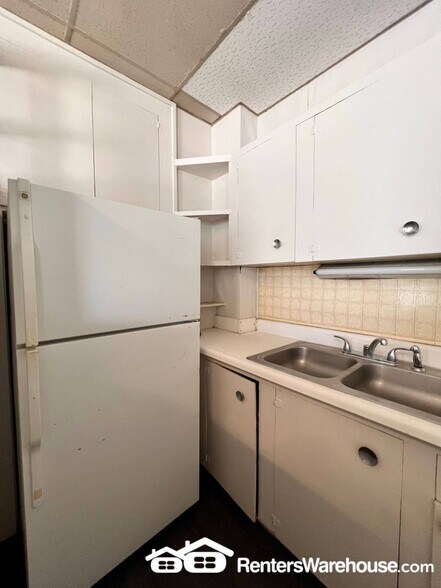 Building Photo - 1326 E 9th St
