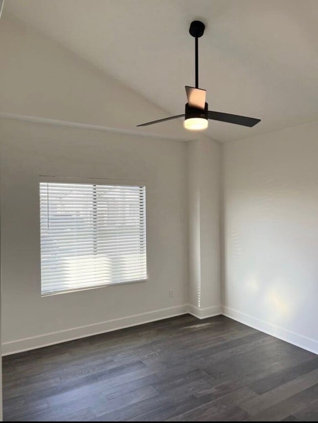 Building Photo - 104-106 Oakwood Ct