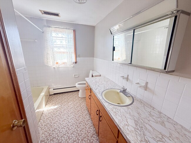 Building Photo - 541 Burritt St