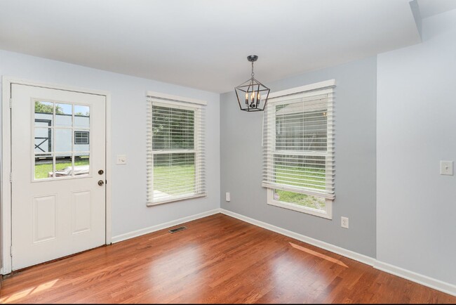 Building Photo - East Nashvile Cottage!