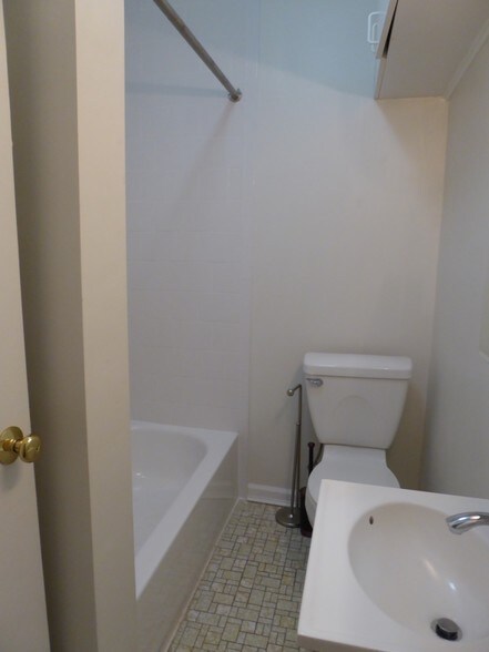 Building Photo - 527 9th St NE