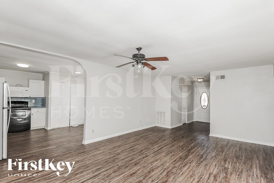 Building Photo - 2202 Lockwood Dr