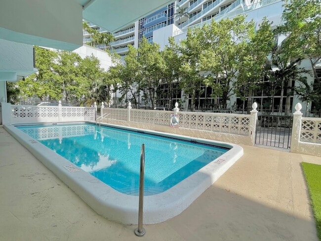 Building Photo - 3000 Riomar St