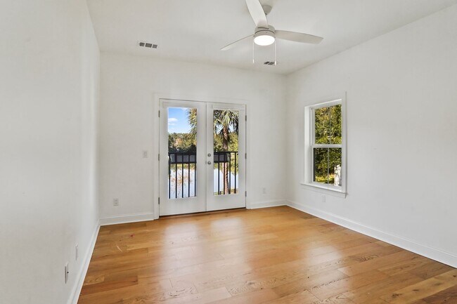 Building Photo - Pool/ Waterfront/ Custom Home in Waterways!