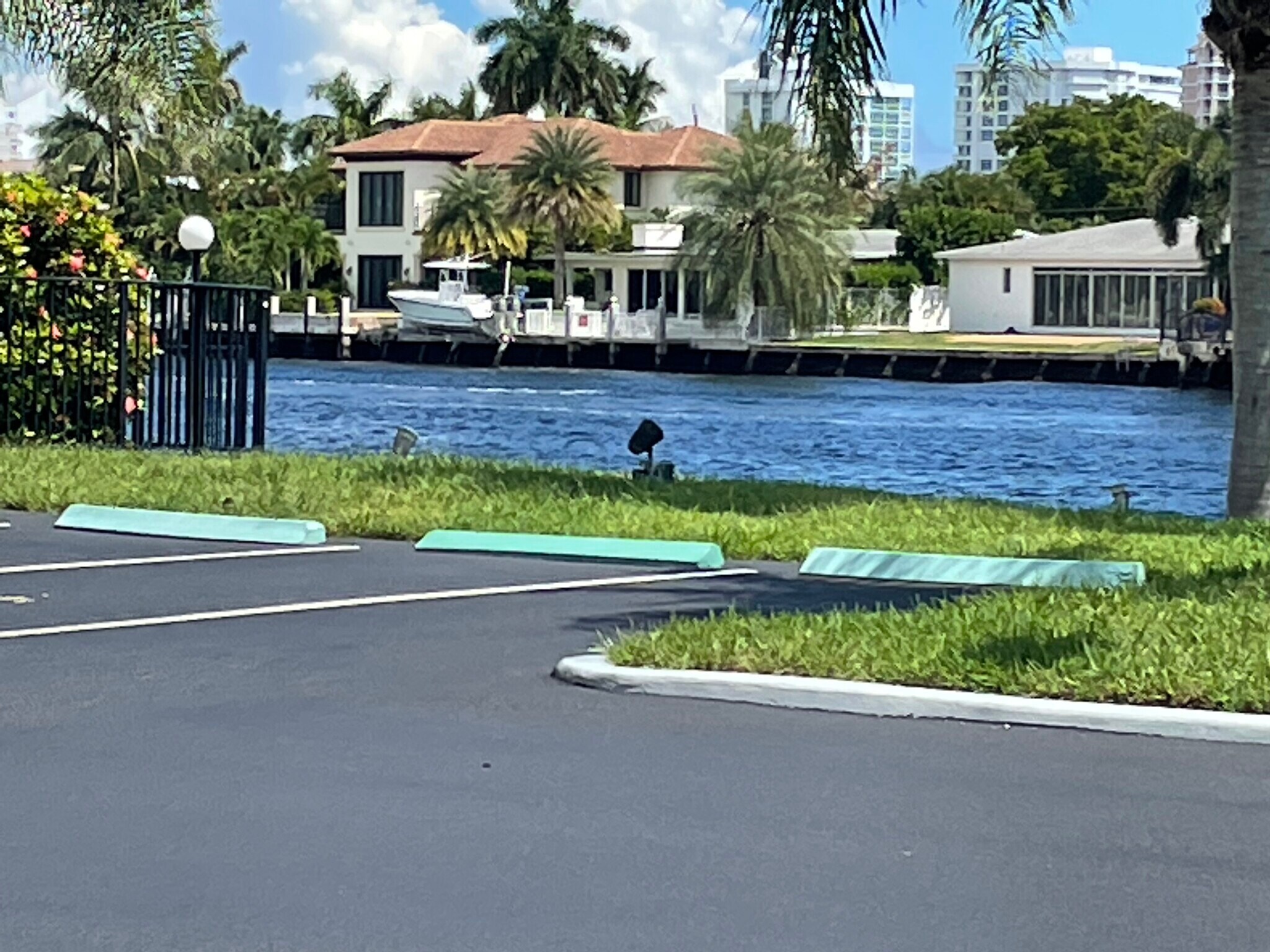Building Photo - 6207 Bay Club Dr