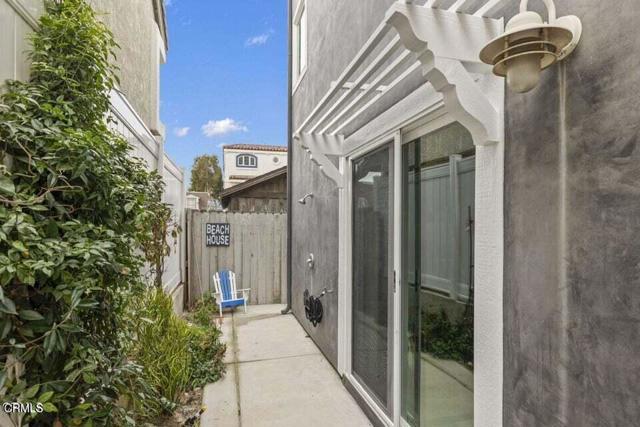 Building Photo - 104 La Brea St