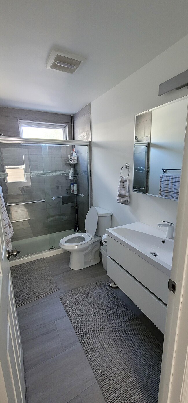 Second bathroom with shower - 545 Livingston St