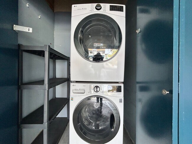 Building Photo - Spacious 2B/1.5BA Condo in Bay Park! Reserved Parking, Balcony, Fireplace Display & Pool!