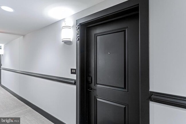 Building Photo - 701 N Henry St