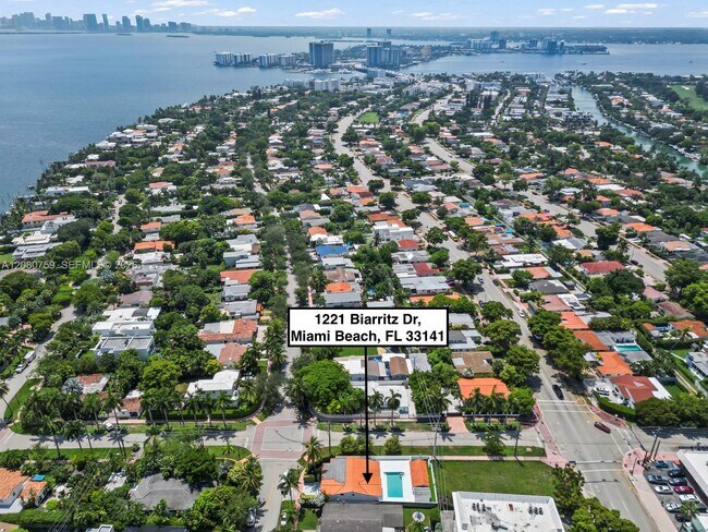 Building Photo - 1221 Biarritz Dr