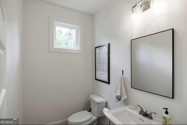 Building Photo - Modern Three Bedroom North Athens