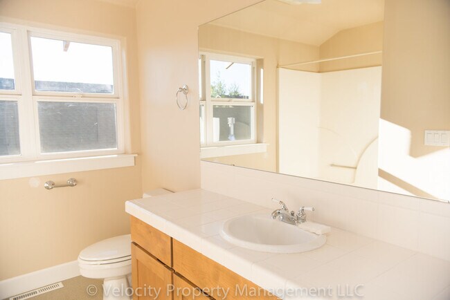Building Photo - 2954 NE Red Oak Dr