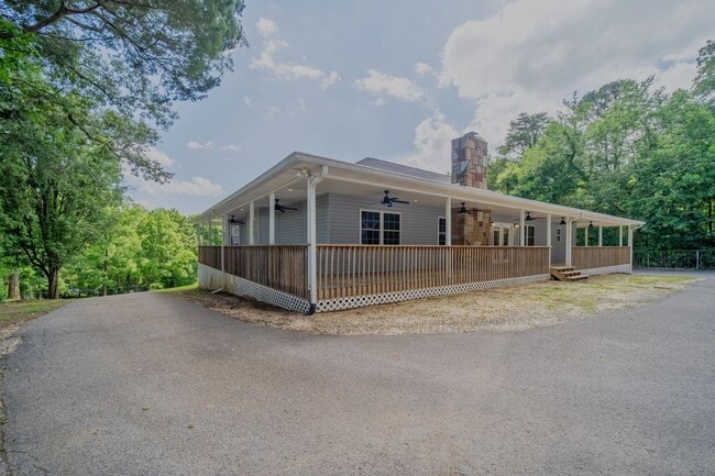 Building Photo - SHORT TERM - Spacious 3-Bedroom home with Wrap-Around Porch