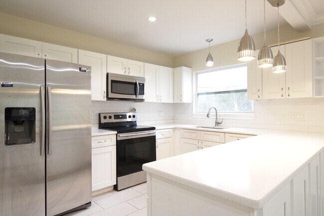 Building Photo - 10907 SW 24th Ave