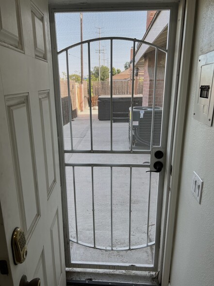 Building Photo - 2526 E Balsam Ave