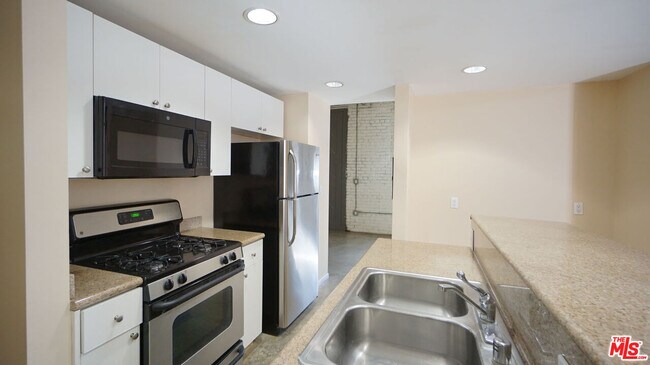 Building Photo - 922 W 23rd St