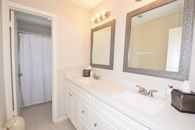 Building Photo - 22922 Glenover Dr