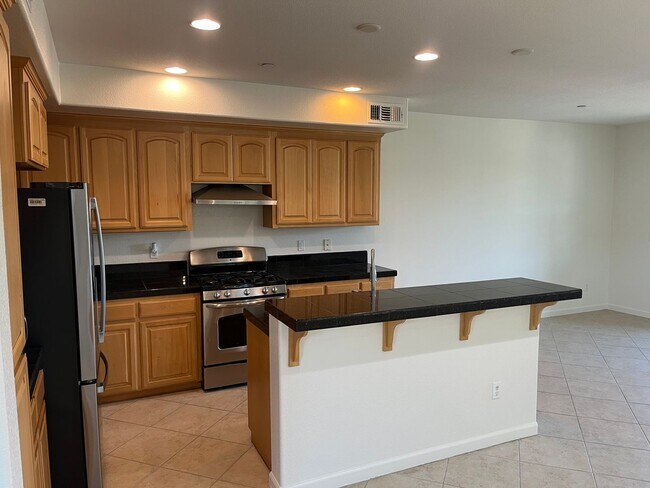 Building Photo - Bright Corner 3BD/3BA Townhome Near BART & Great Mall!