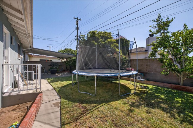 Building Photo - 3 Bed, 2 Bath home in quiet neighborhood