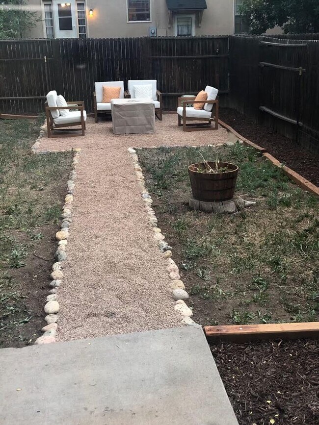 Building Photo - Charming 2br 1.5ba Two Level Condo in Dist...