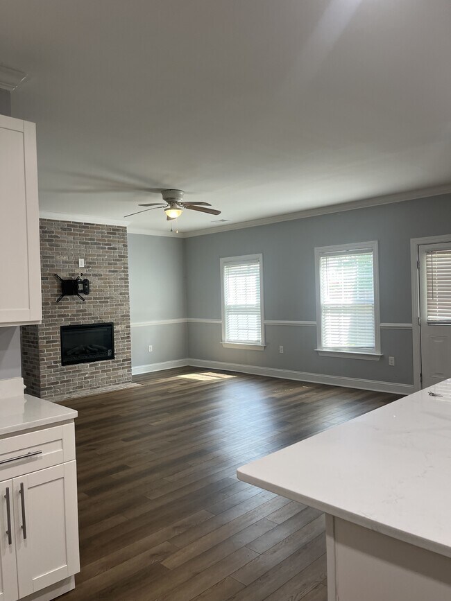 Building Photo - 2703 E Surrey Dr