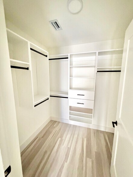 Building Photo - 18631 NE 25th Pl