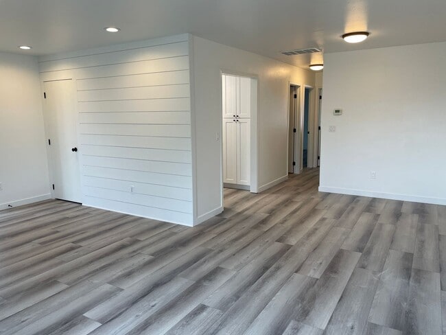 Building Photo - 1206 W Columbia Ave