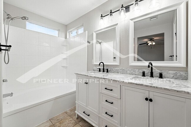 Building Photo - Spacious Home with Washer/Dryer and Centra...