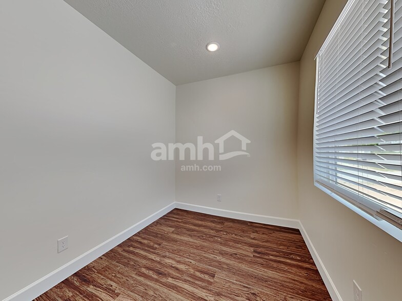 Building Photo - 1187 N Golden Spoke Dr