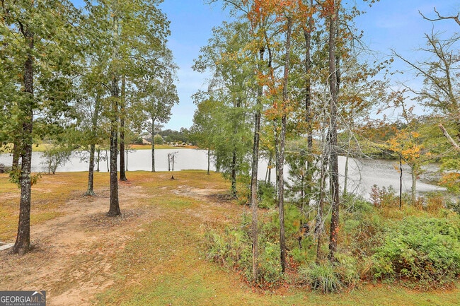 Building Photo - 405 Lakeview Way