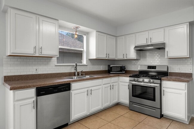 Building Photo - 10410 Cayuse Cove