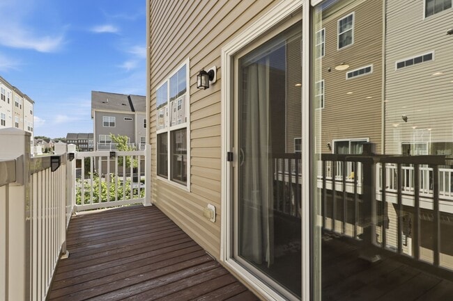 Building Photo - 3 Bed/2.5 Bath End-of-Row Beltsville Townhome