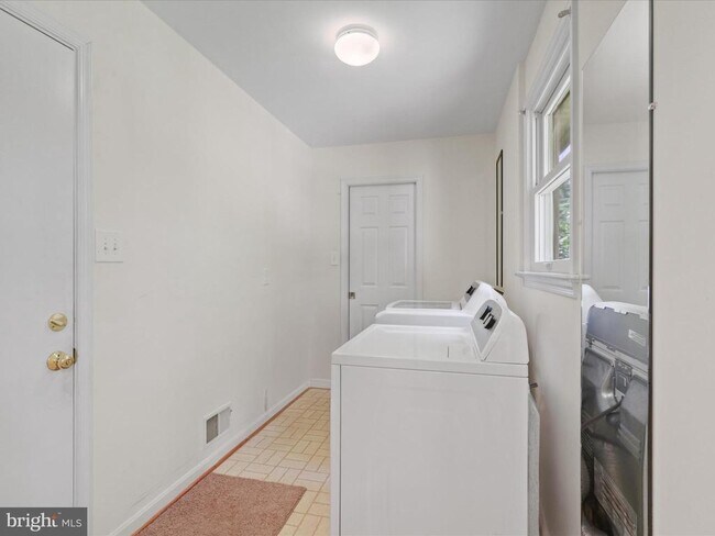 Building Photo - 9715 Ceralene Dr