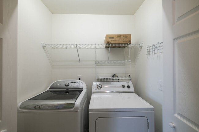 Building Photo - Charming Residence with Modern Amenities and Community center access