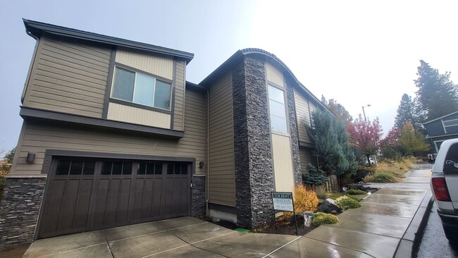 Building Photo - 3 Bed 2.5 bath plus bonus-Fenced-corner lo...