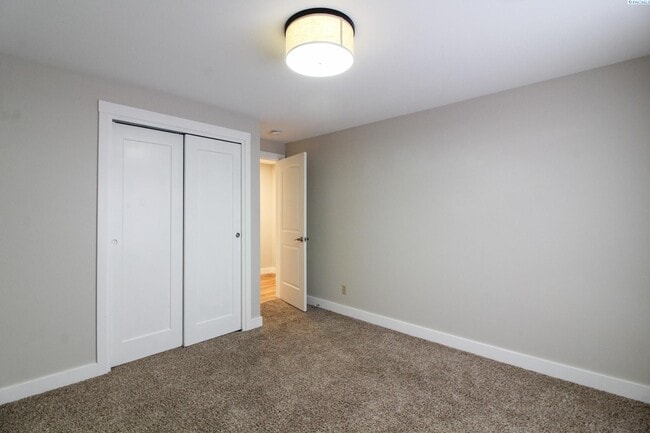 Building Photo - 5 Bed/3 Bath + an Office/Bonus Room House