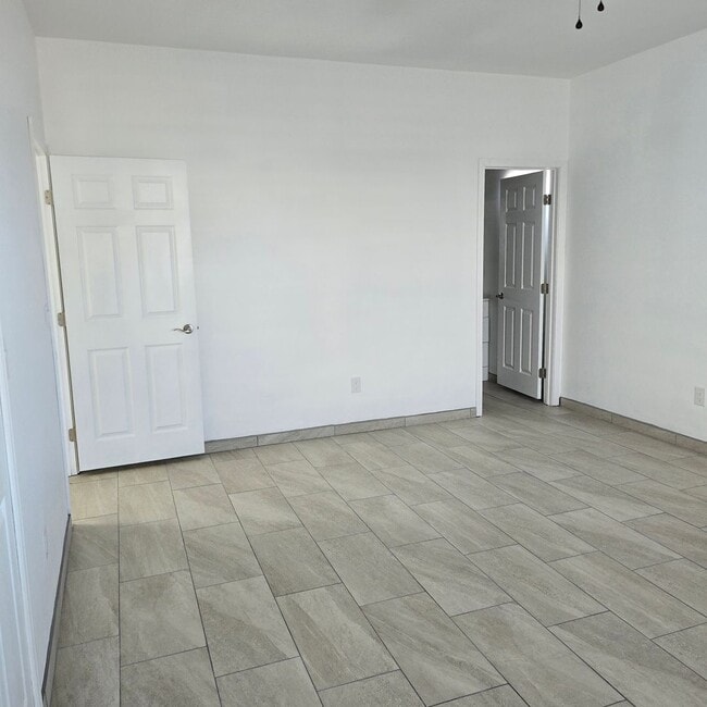 Building Photo - Fresh and Open Floor Plan!