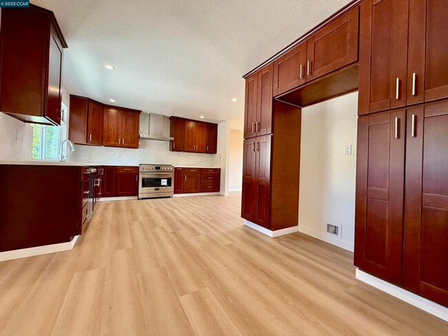 Building Photo - 148 Lancaster Way