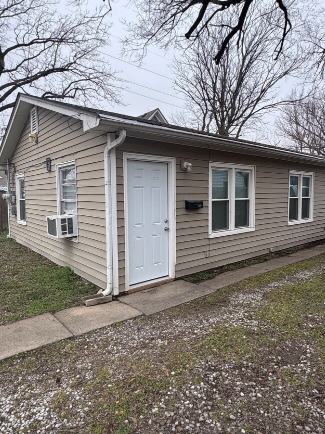 Building Photo - "Charming 1-Bed, -Bath Duplex Gem in Wichita – Spacious 625 Sq Ft Living!"