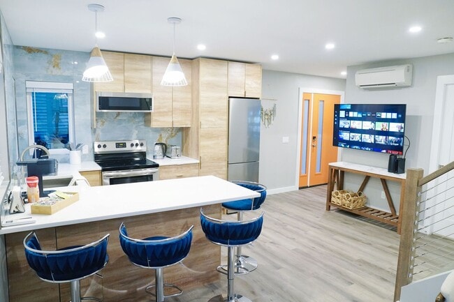 Building Photo - Modern, new construction in Williamstown!