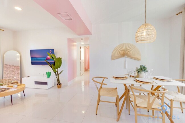 Building Photo - 809 S Ocean Dr