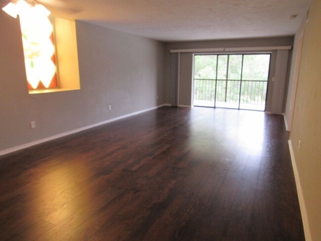 Building Photo - 2 Bedroom 2 Bath Condo in Forest Village