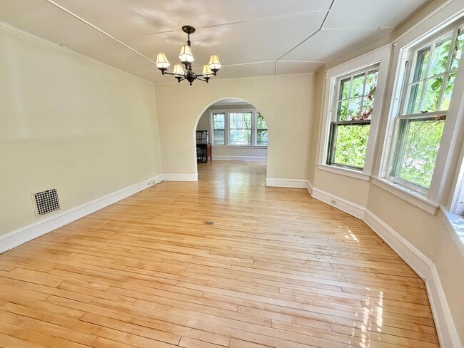 Building Photo - 3 Bedroom Apartment in Burlington VT Available NOW! OFF STREET PARKING, LAUNDRY, HEAT INCLUDED!